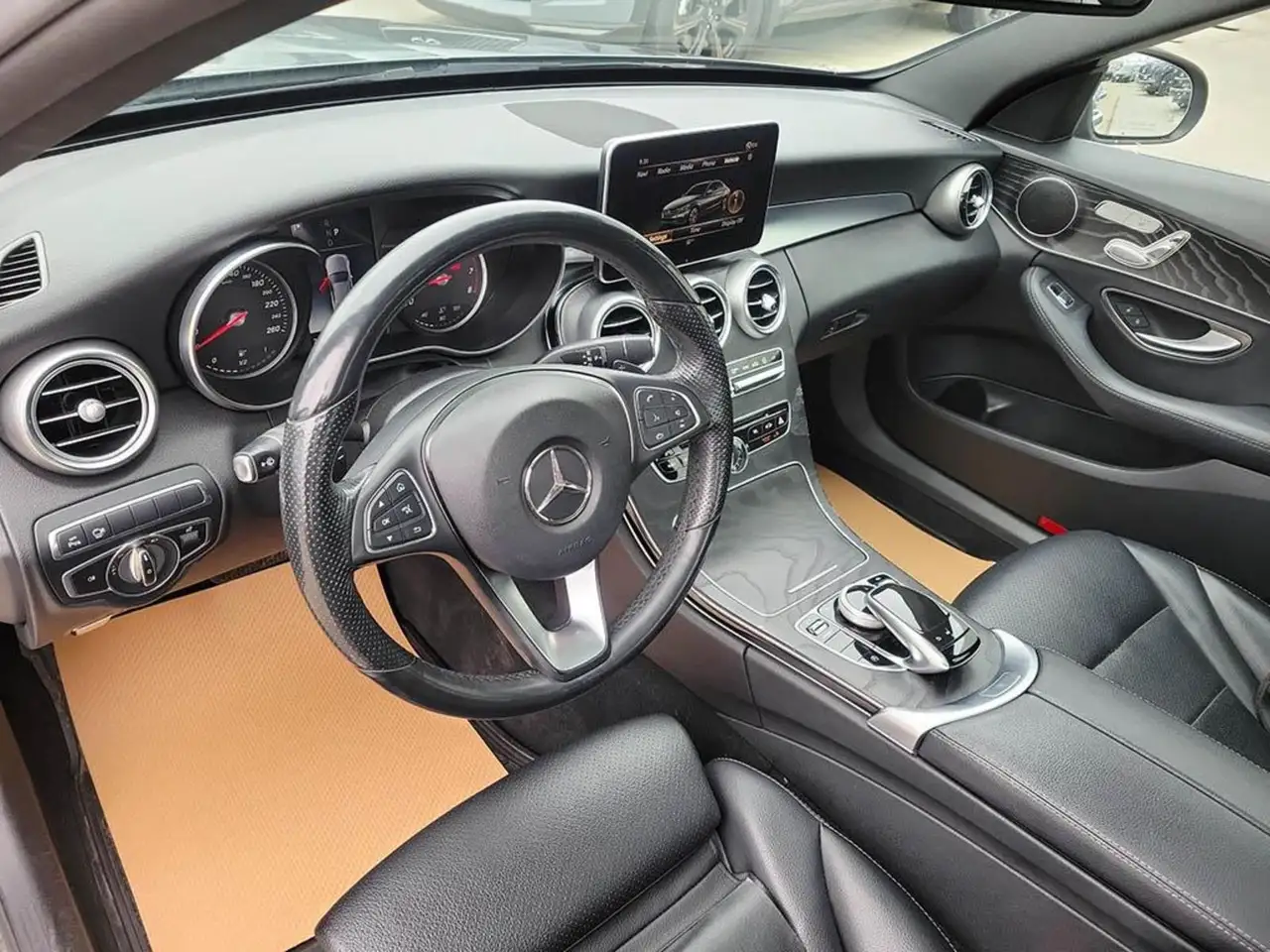 Mercedes-Benz C-Class снимка Mercedes-Benz C-Class