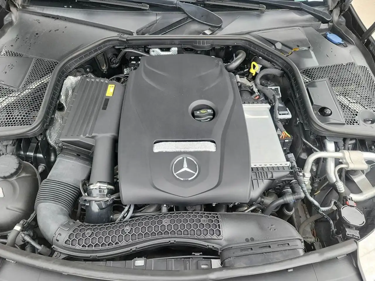 Mercedes-Benz C-Class снимка Mercedes-Benz C-Class