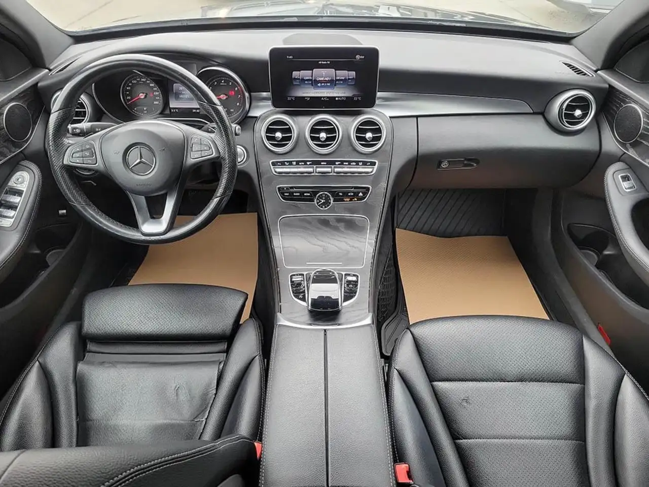 Mercedes-Benz C-Class снимка Mercedes-Benz C-Class