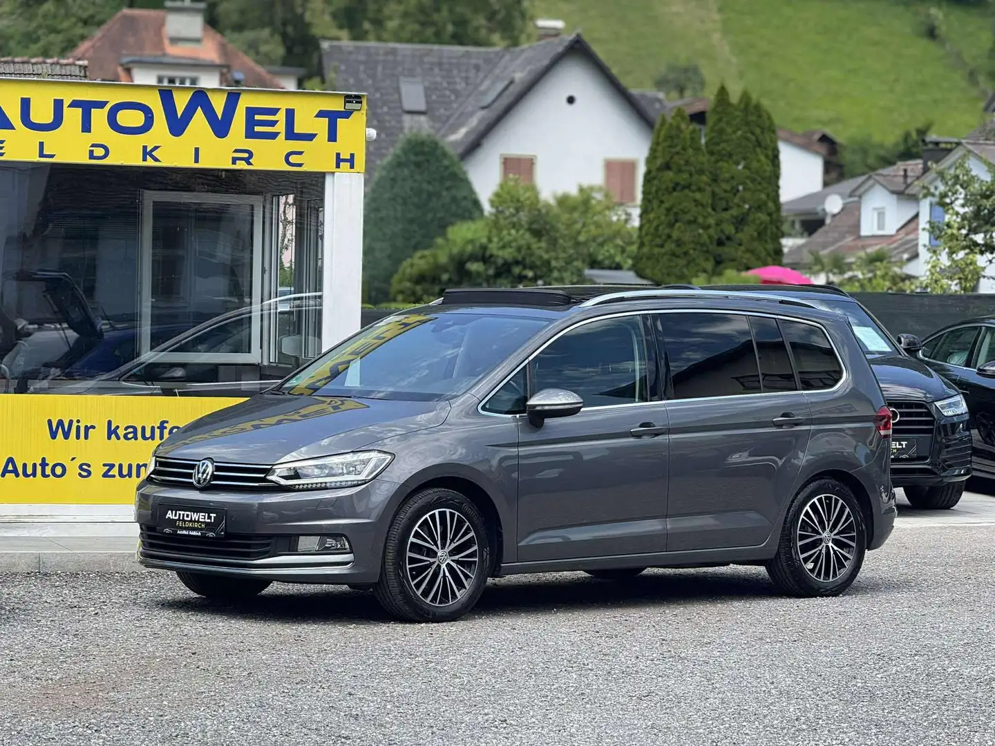 Volkswagen Touran Highline Exclusive BMT *PANO *AHK *NAVI *150PS Grau - 1