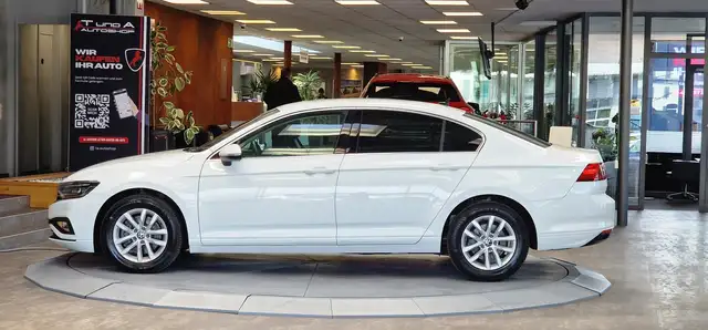 Volkswagen Passat view 4