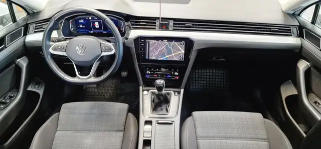 Volkswagen Passat view 11