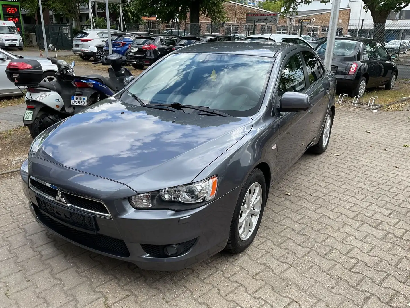 Mitsubishi Lancer Lim. XTRA Grau - 2
