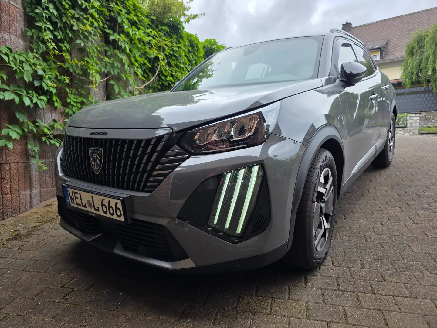 Peugeot 2008 2008 Diesel BlueHDi 130 EAT8 Allure* Grau - 1