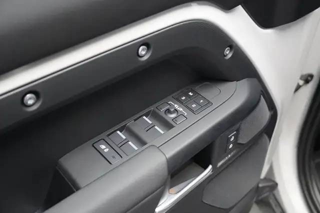 Land Rover Defender Defender 110 PHEV X-Dynamic SE Head-Up Ansicht 19