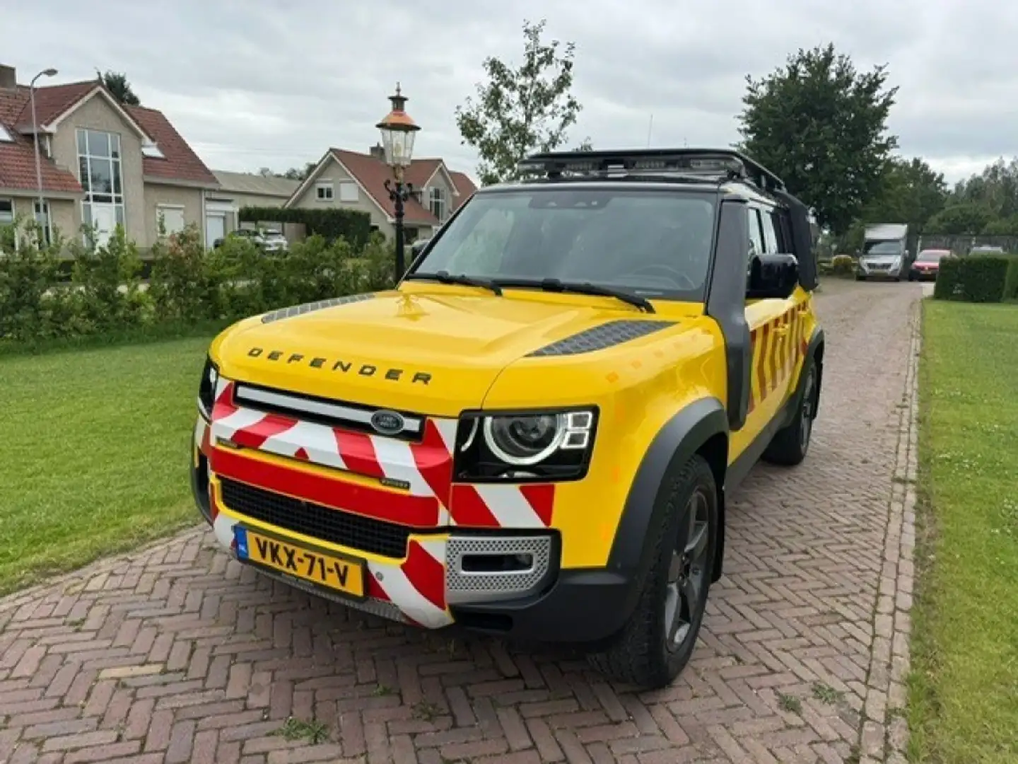 Land Rover Defender 3.0 110 MHEV X-dynamic HSE 6 cil  grijs kenteken Geel - 1