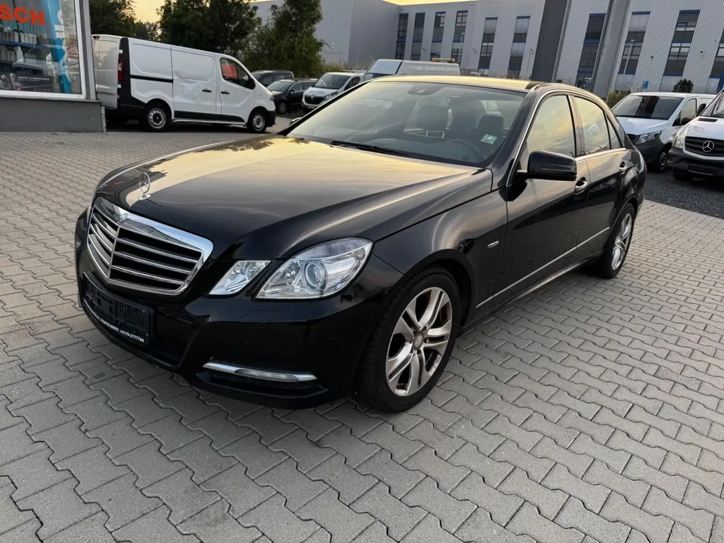 Mercedes-Benz E 200 CGI LIMOUSINE AVANTGARDE NAVI PDC XENON Schwarz - 1