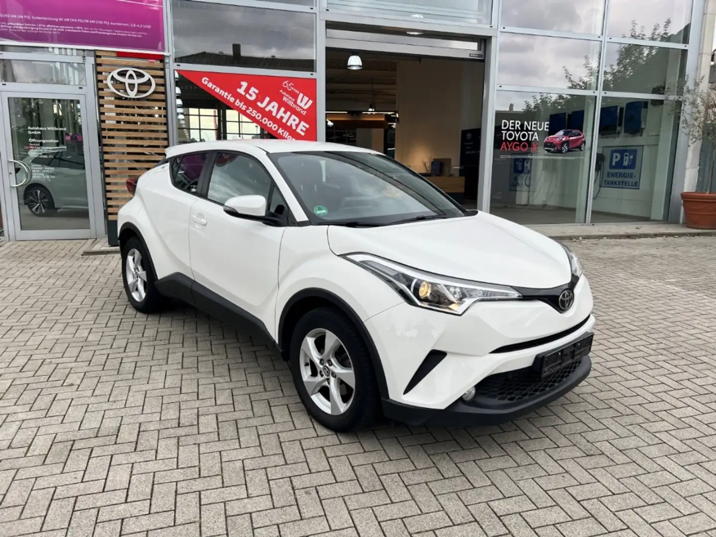 Toyota C-HR Flow 1.2 Turbo Klima DAB Spurhalteass. AHK Weiß - 1