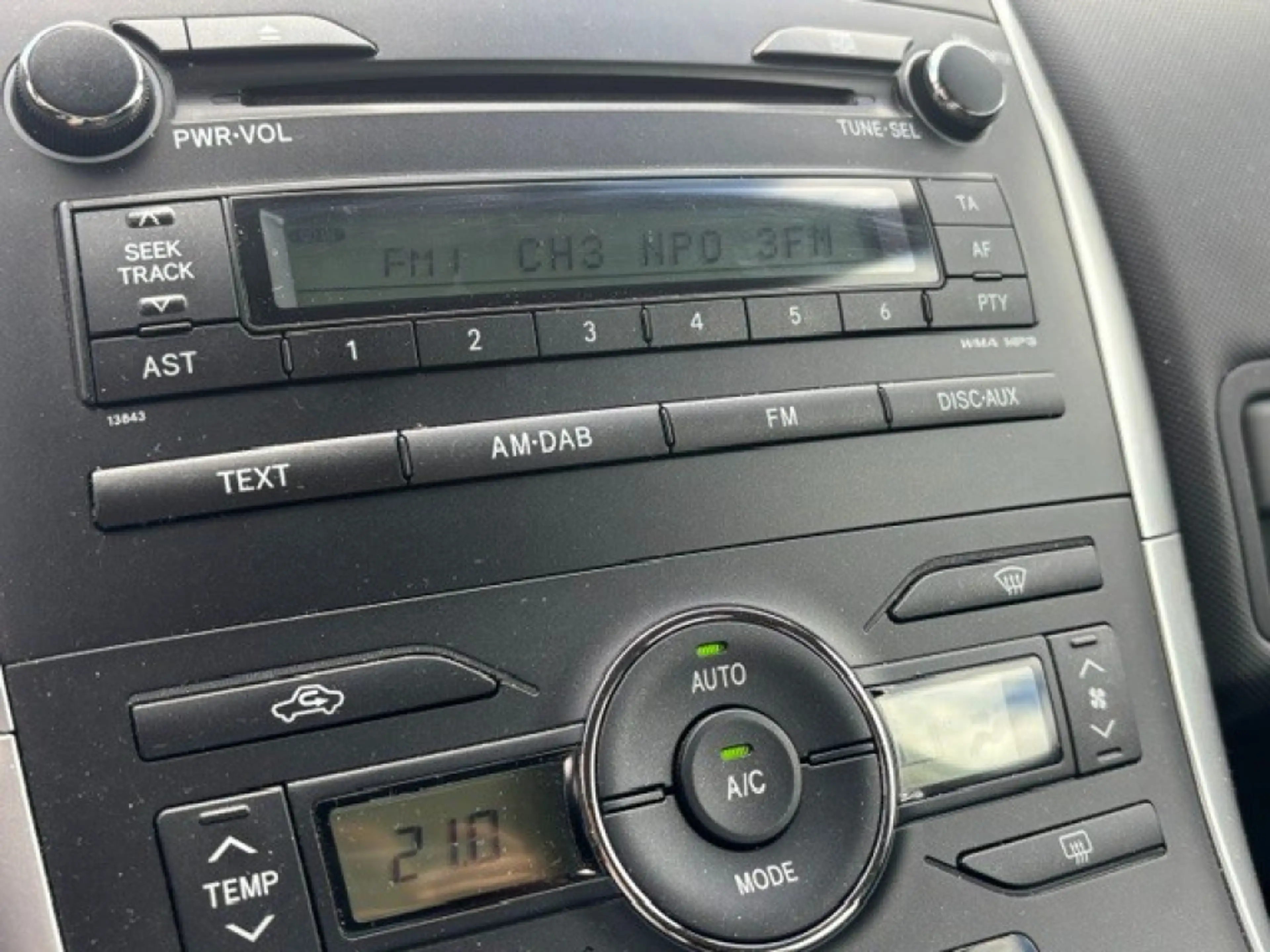 Toyota Auris 1.8 FULL HYBRID LIM. — photo 4