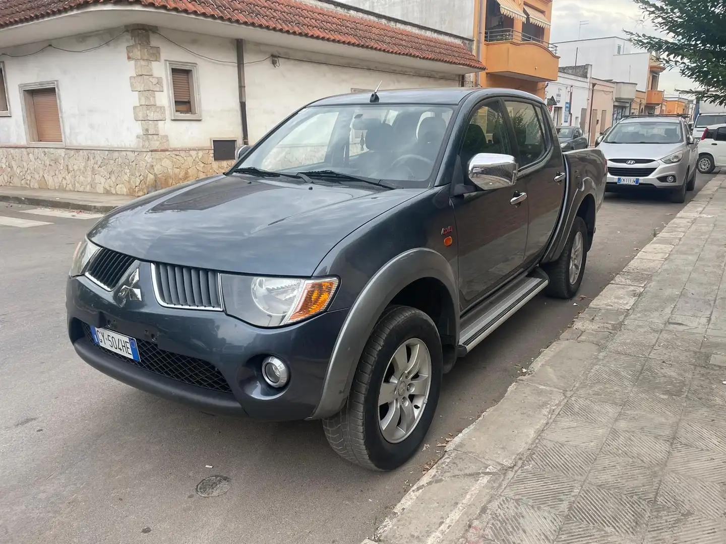 Mitsubishi L200 d.cab 2.5 di-d Intense - 1