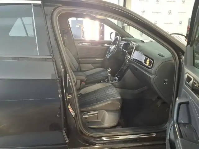 Volkswagen T-Roc view 6