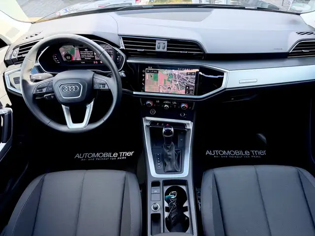 Audi Q3 view 11