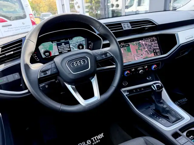 Audi Q3 view 10