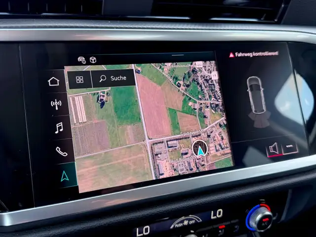 Audi Q3 view 18