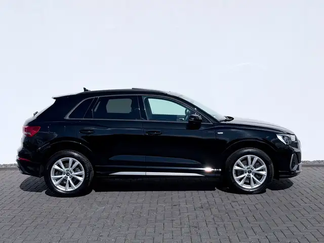 Audi Q3 view 4