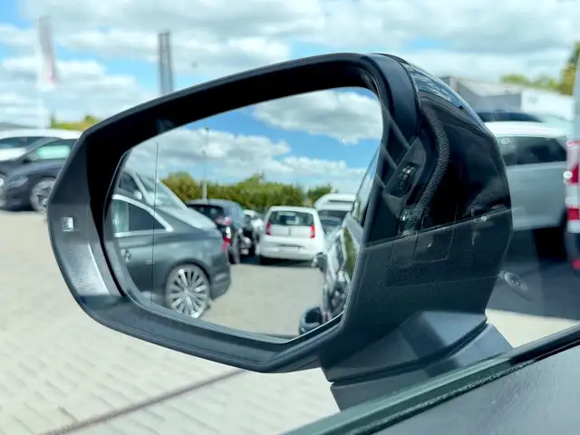 Audi Q3 view 15