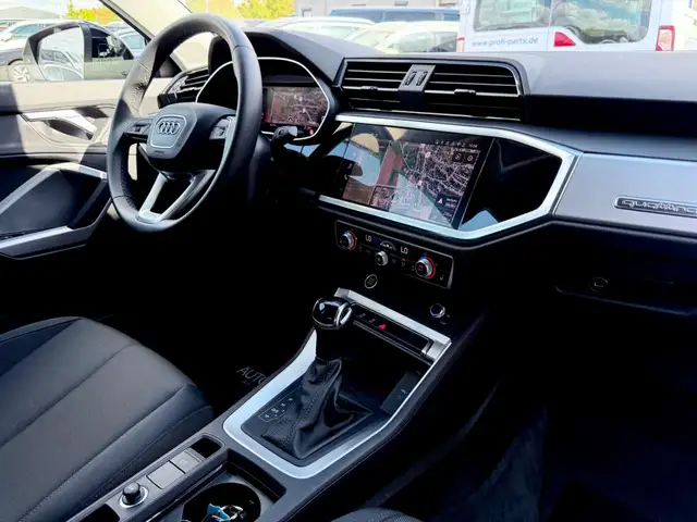 Audi Q3 view 12