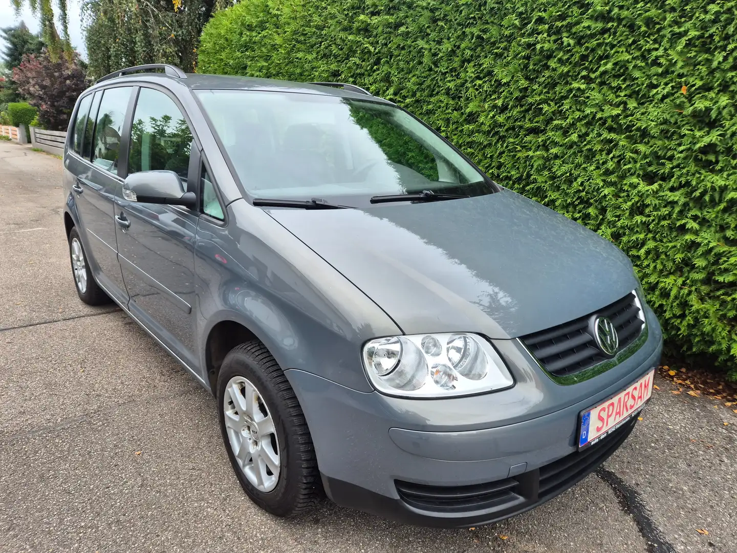 Volkswagen Touran 1.6 Goal mit 102 PS*Tüv /Service neu*1-Hand* Grau - 2