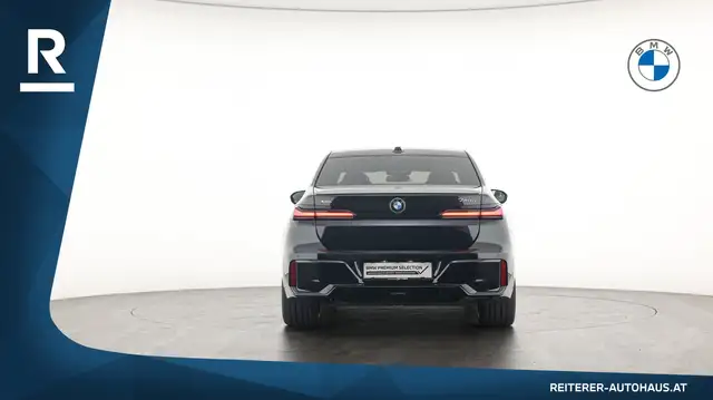 BMW 7 Series view 10