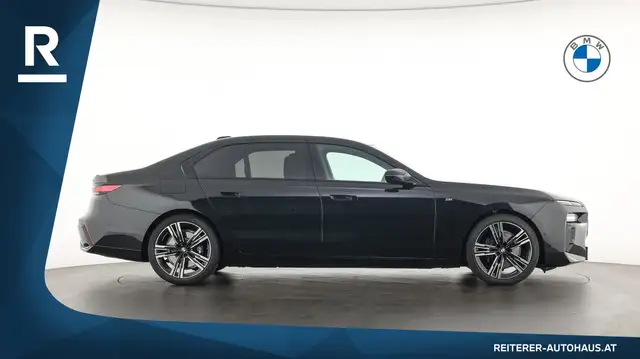 BMW 7 Series view 14