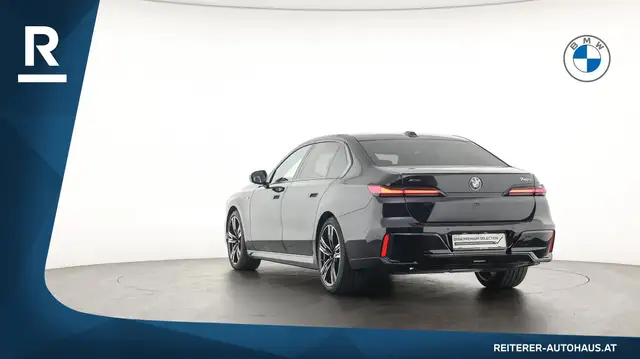 BMW 7 Series view 9