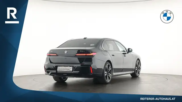 BMW 7 Series view 11