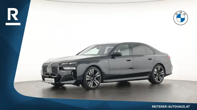 BMW 7 Series view 4
