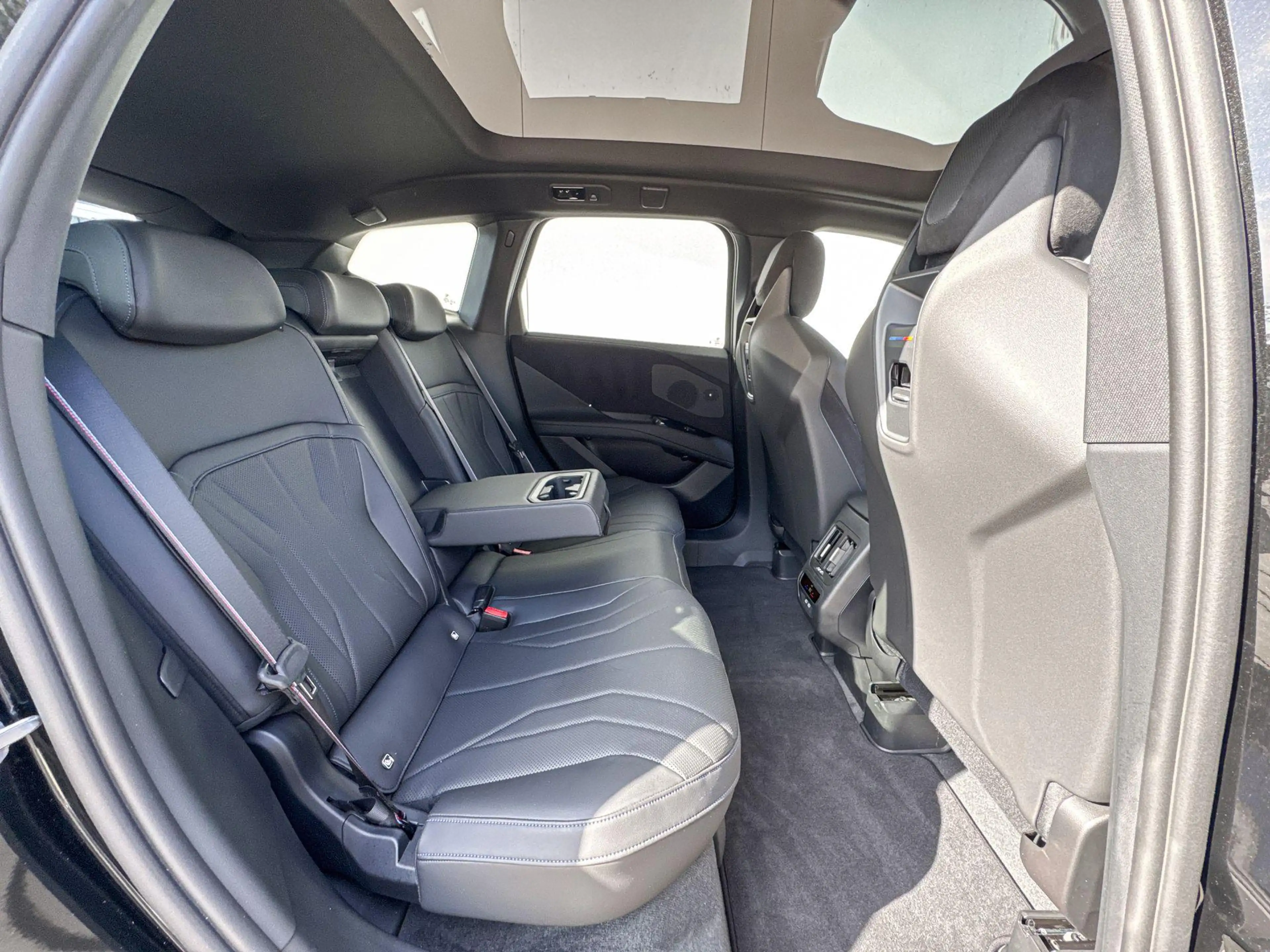 BMW iX3 50 xDrive M-Sport Pro / Glazen Dak / Parking Prof — photo 9