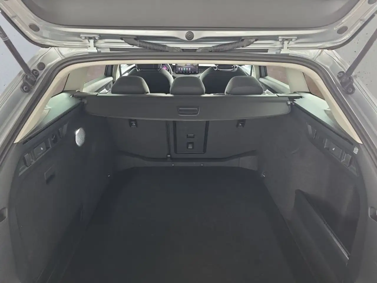 Skoda Superb Combi 2,0TDI DSG Navi/DCC/ACC/Kamera/Sitzhz., миниатюра 17