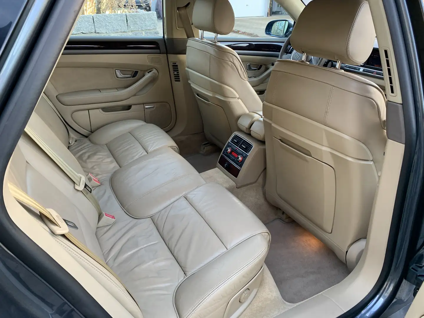 Audi A8 4.2 quattro - 2