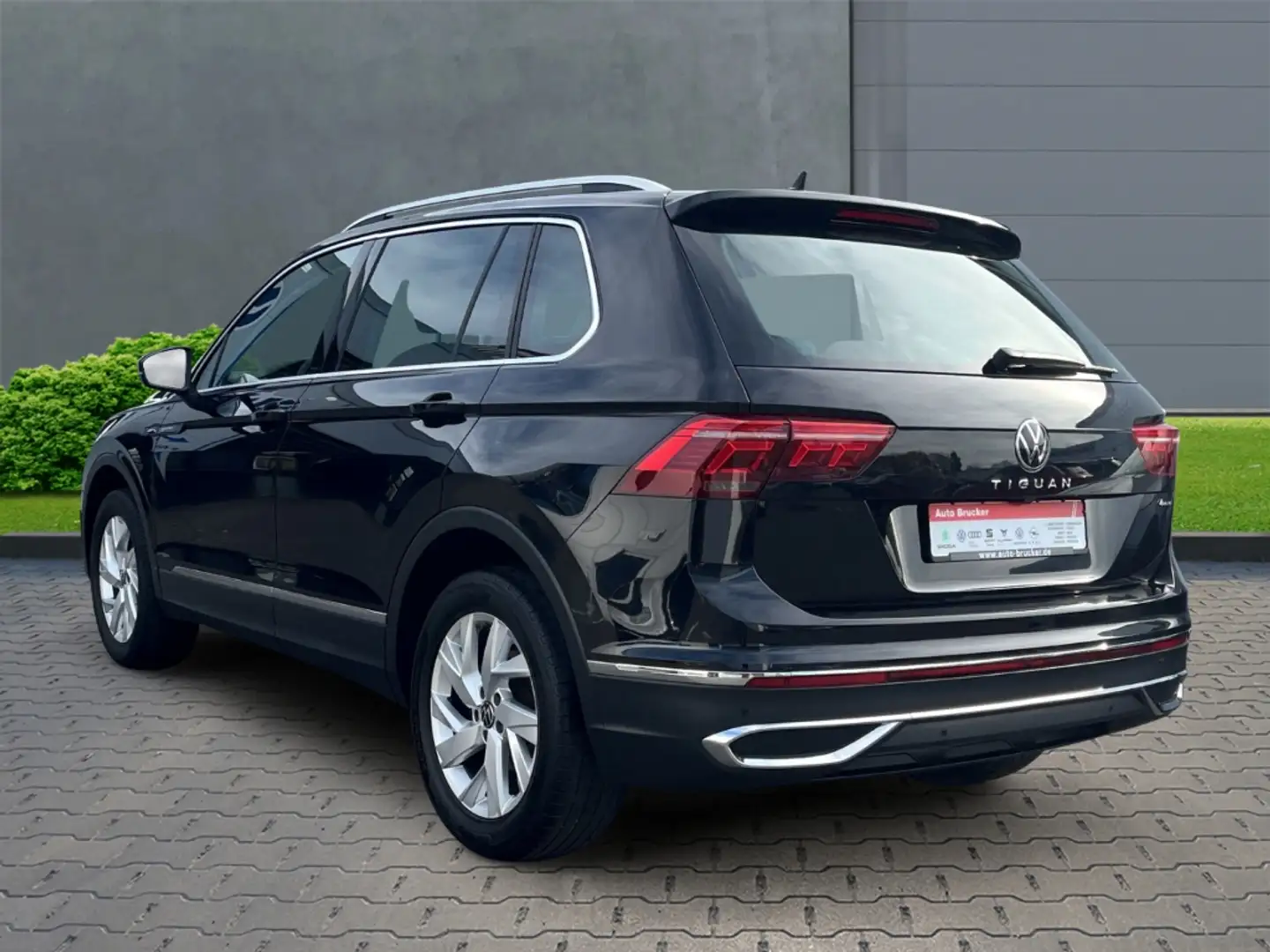 Volkswagen Tiguan Elegance 4Motion 2.0 TDI BMT+AHK+Kamera+Matrix Zwart - 2