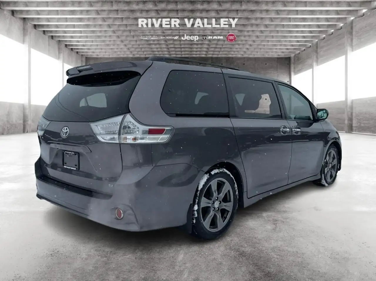 Toyota Sienna снимка Toyota Sienna