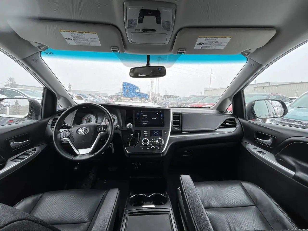 Toyota Sienna снимка Toyota Sienna