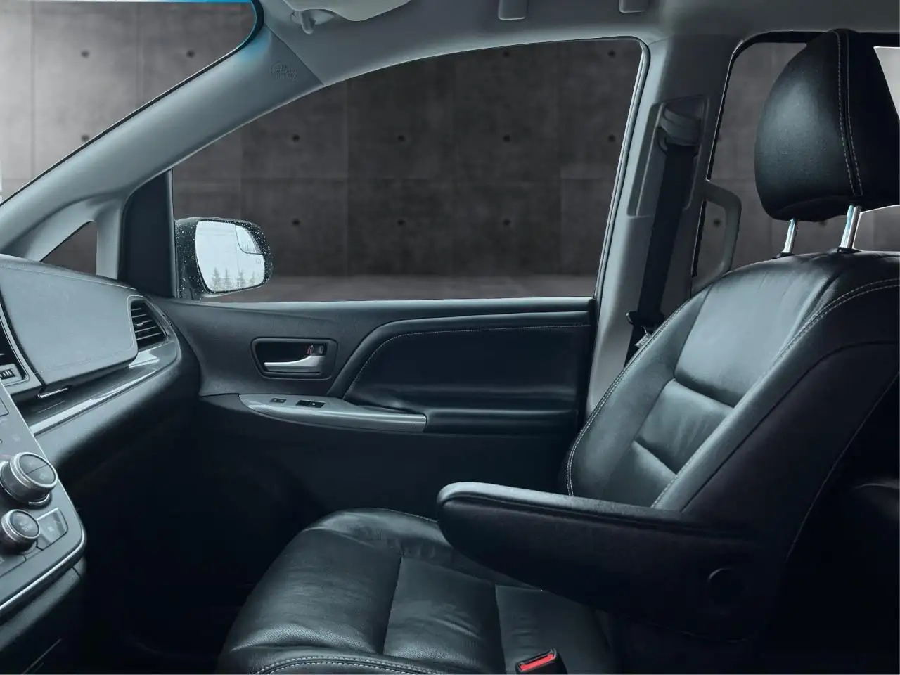 Toyota Sienna снимка Toyota Sienna