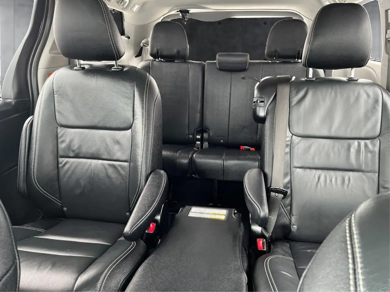 Toyota Sienna снимка Toyota Sienna
