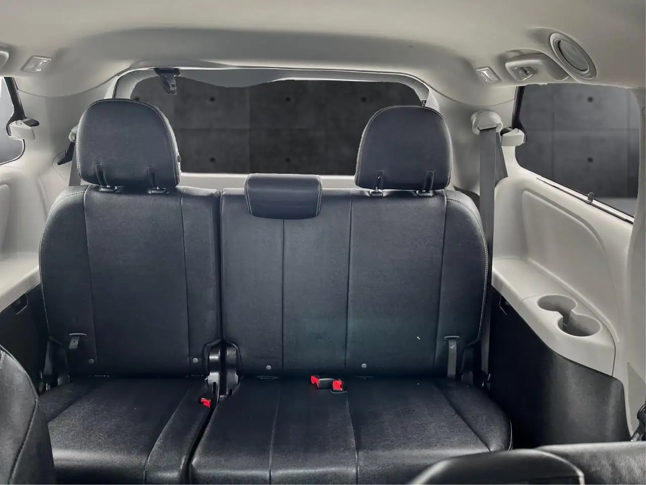 Toyota Sienna снимка Toyota Sienna
