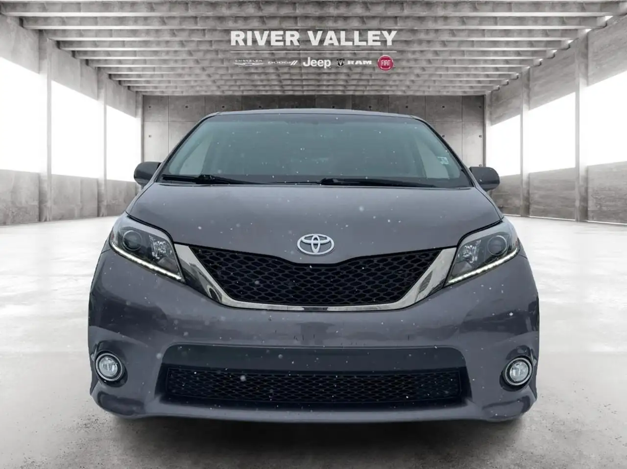Toyota Sienna снимка Toyota Sienna