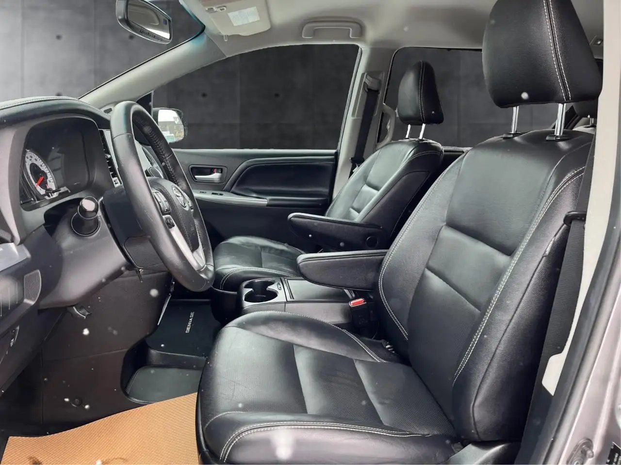 Toyota Sienna снимка Toyota Sienna