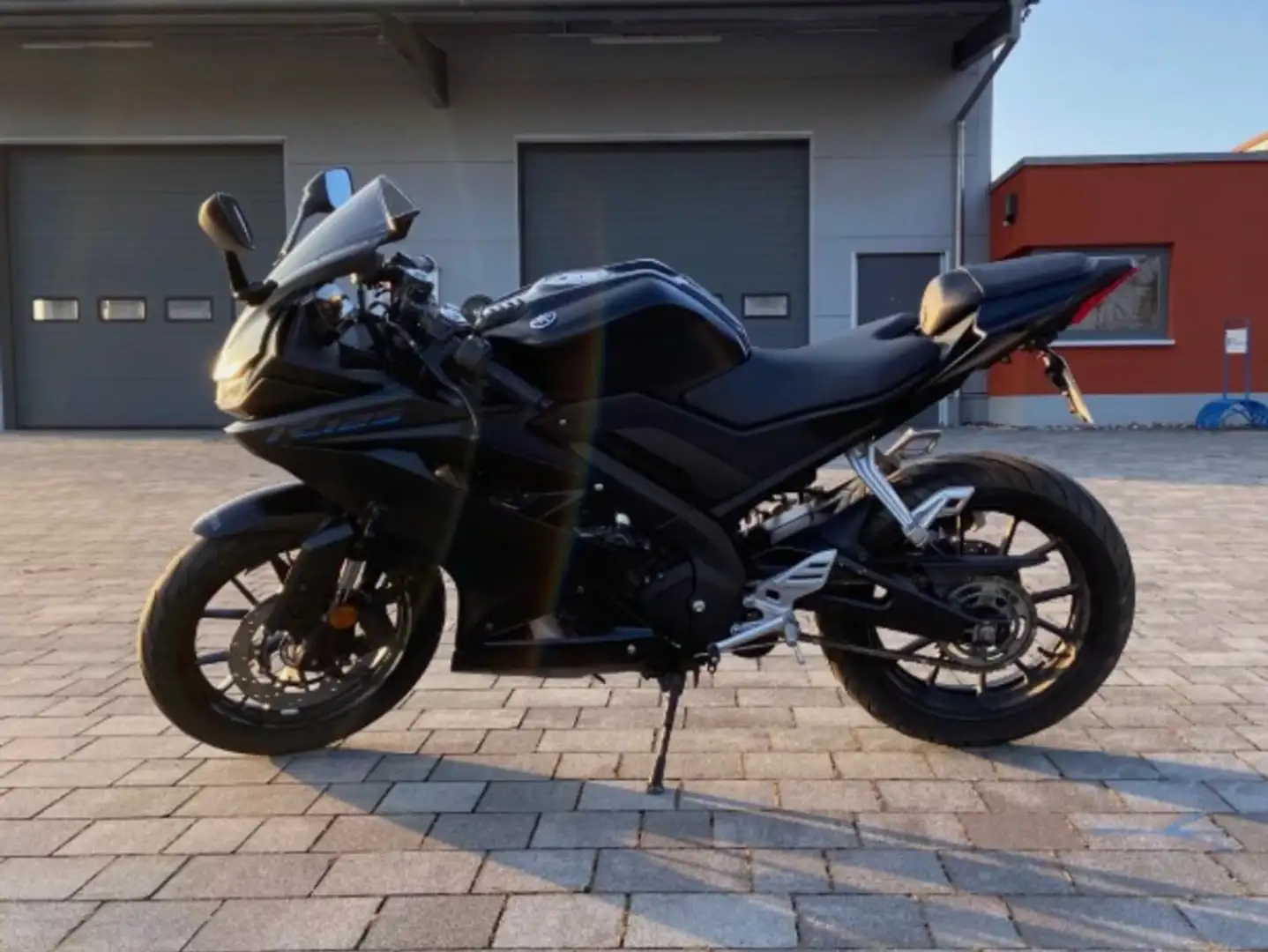 Yamaha YZF-R125 Schwarz - 2