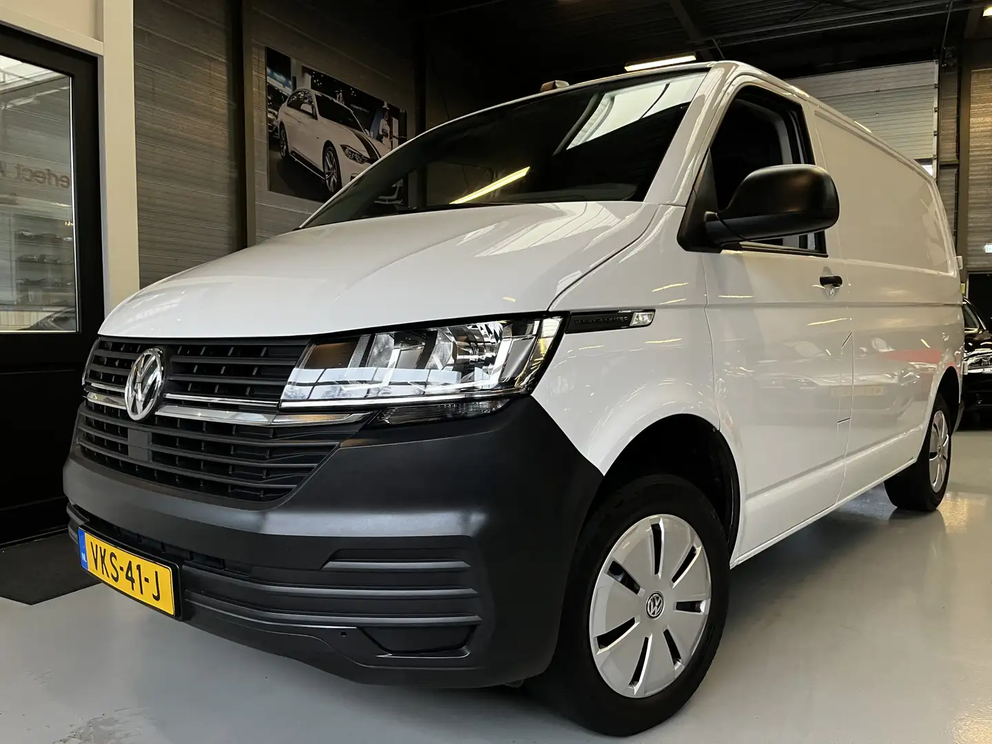 Volkswagen T6.1 Transporter 2.0 TDI L1H1 Airco, PDC, Cruise control Biały - 1