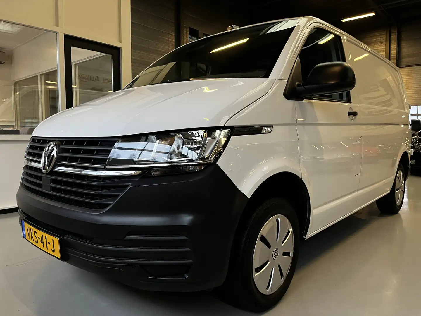 Volkswagen T6.1 Transporter 2.0 TDI L1H1 Airco, PDC, Cruise control Biały - 2