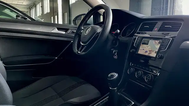 Volkswagen Golf view 21