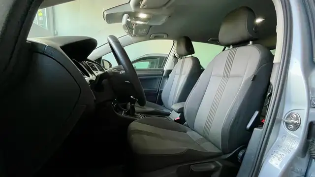 Volkswagen Golf view 9