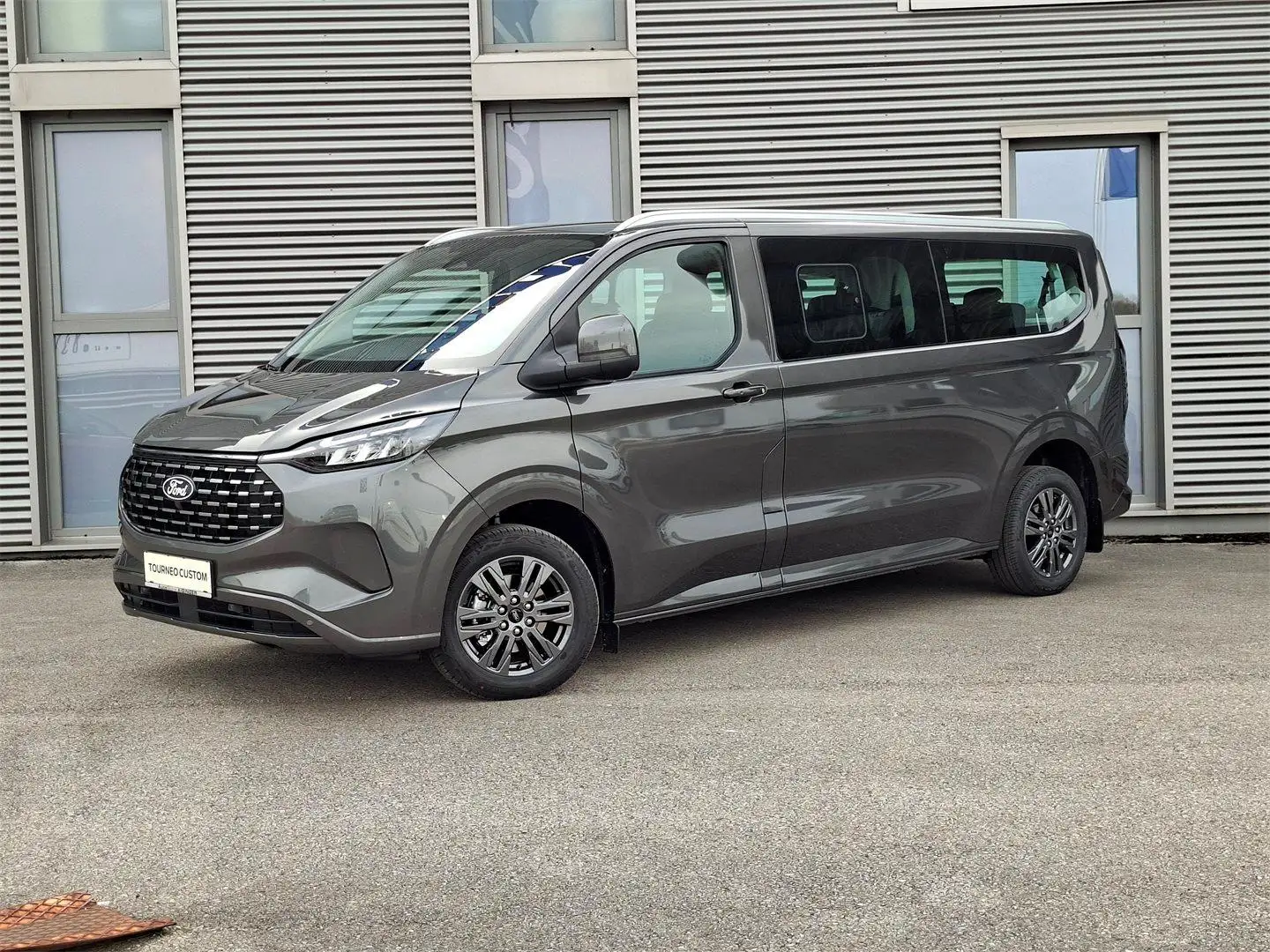 Ford Tourneo Custom Titanium L2H1 PHEV 233PS Grau - 2