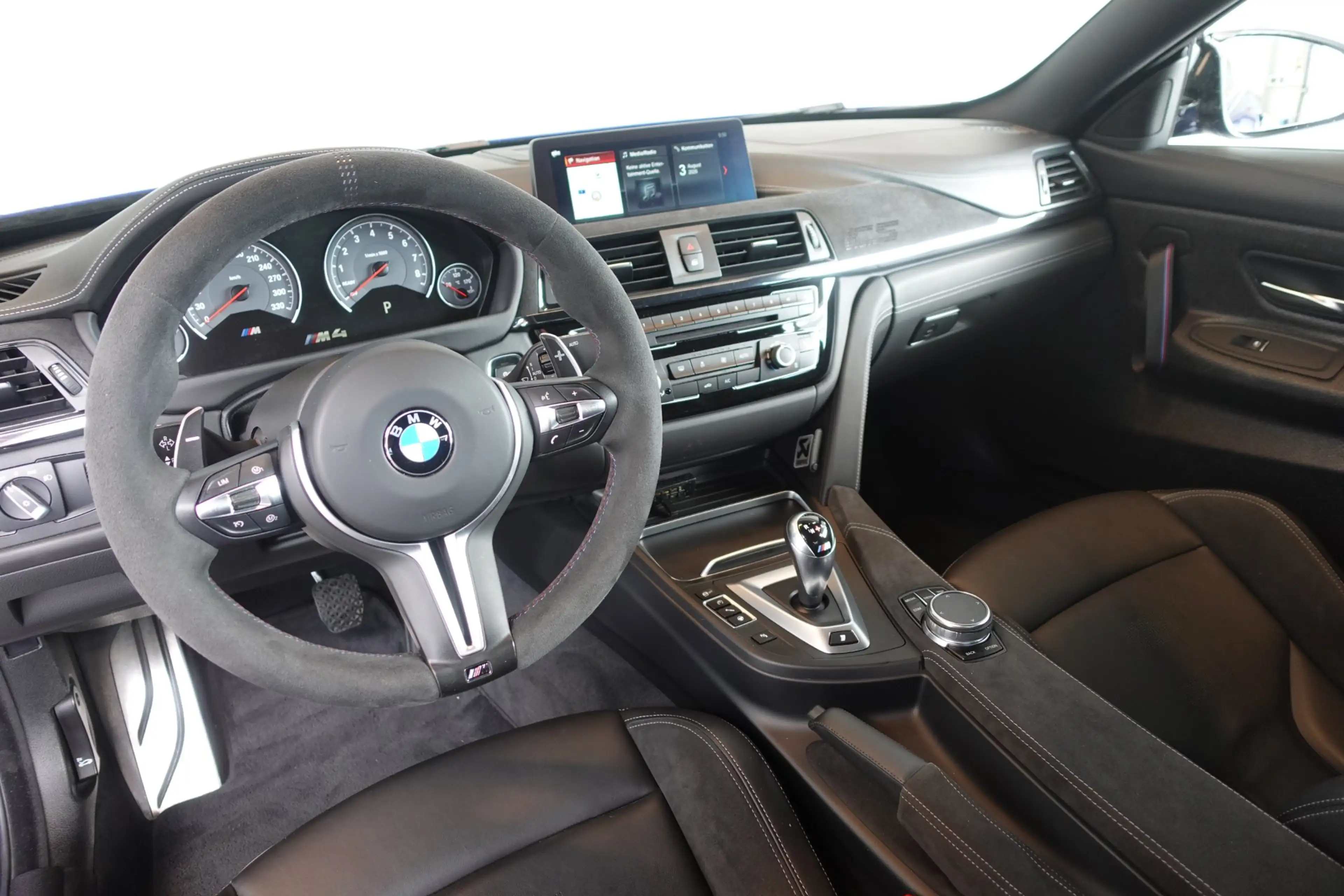 BMW M4 CS F82 — photo 11