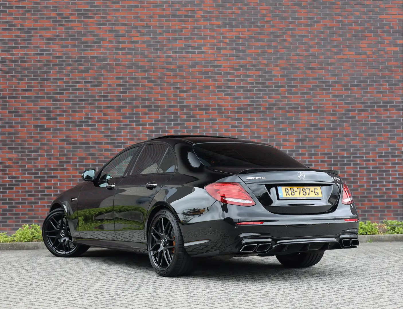 Mercedes-Benz E 63 AMG S 4MATIC+ | Driver Package - Airmatic - HUD - Pano crna - 2
