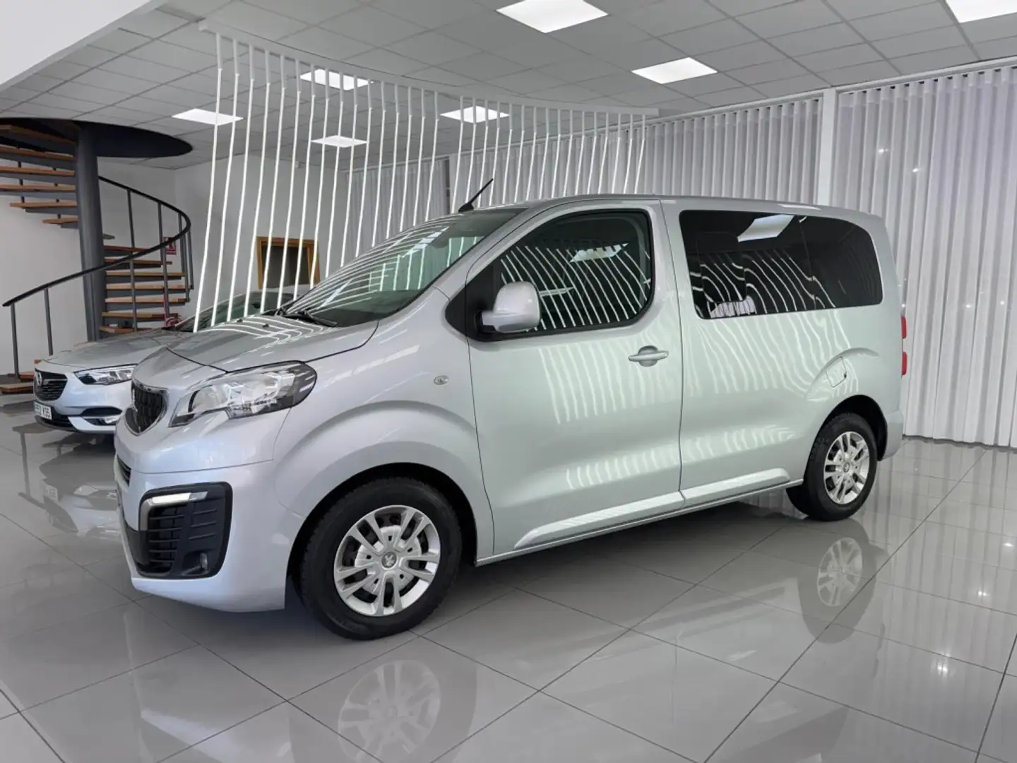 Peugeot Traveller 1.6BlueHDI Business Compact 115 Gris - 2