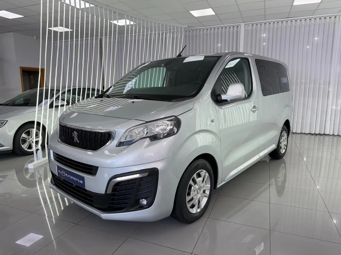 Peugeot Traveller 1.6BlueHDI Business Compact 115 Gris - 1
