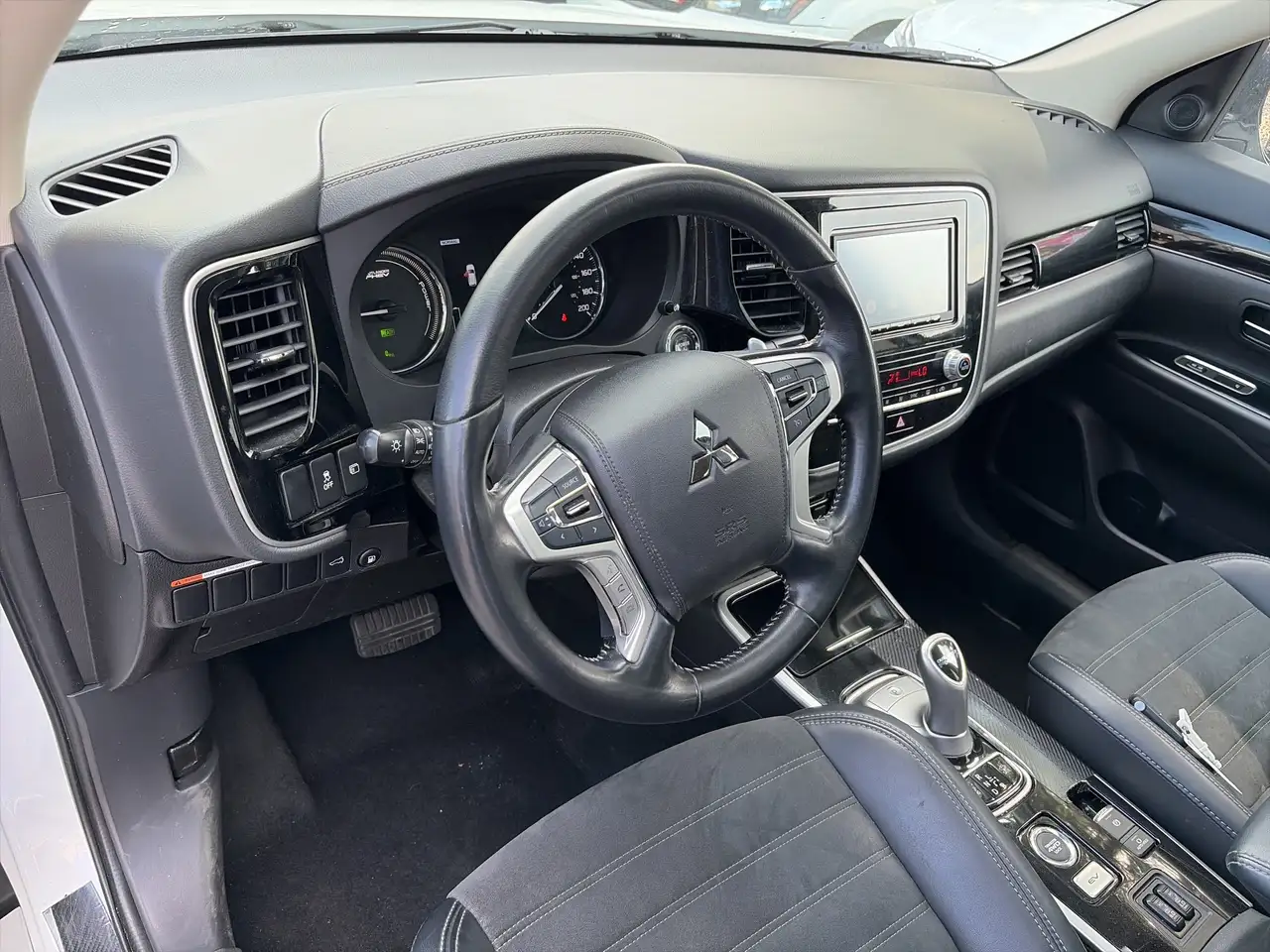 Mitsubishi Outlander снимка Mitsubishi Outlander
