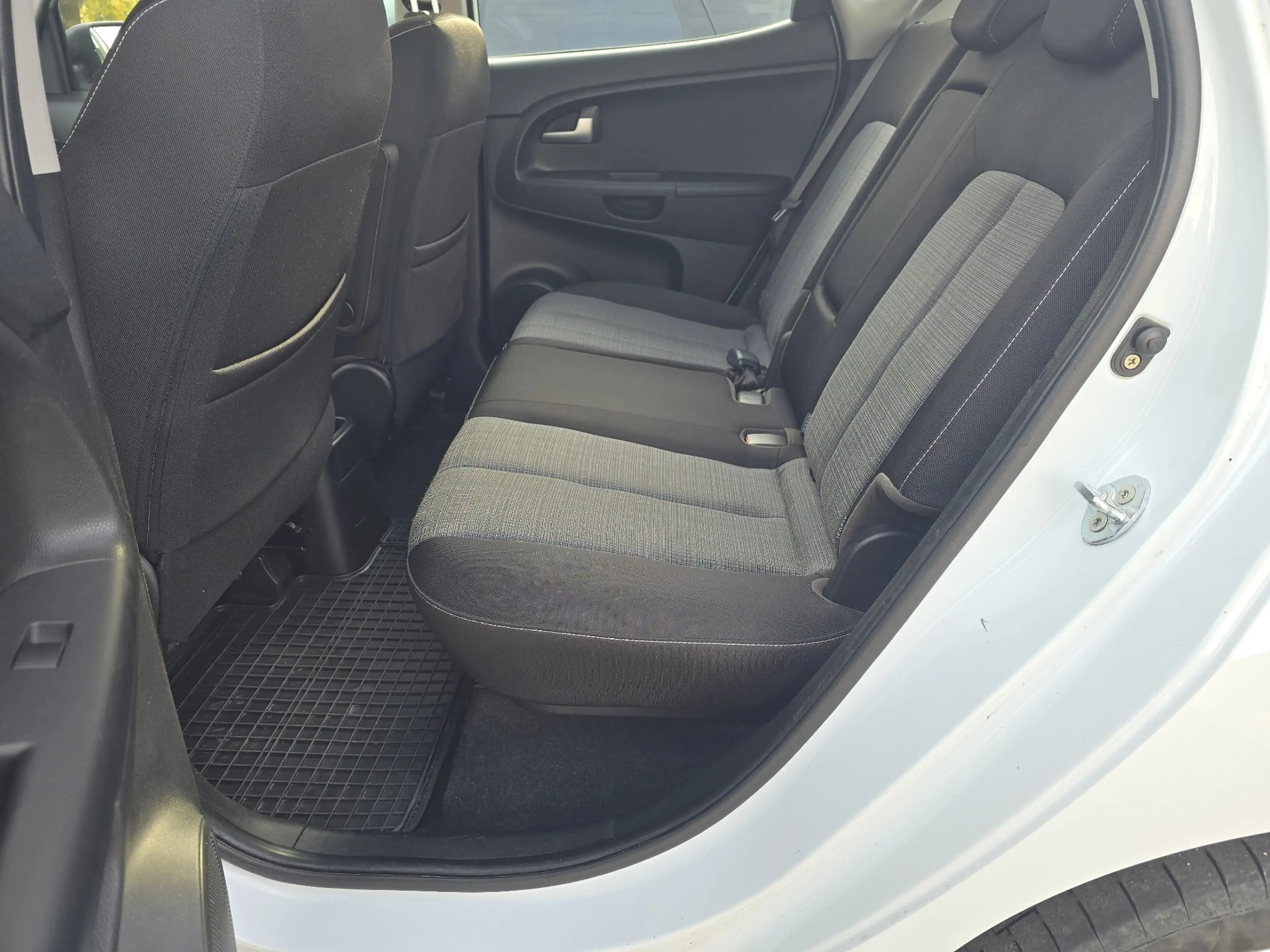 Kia Venga 1,4 CRDi/Erstbesitz/Pickerl/Klima/Anhängerk — photo 10